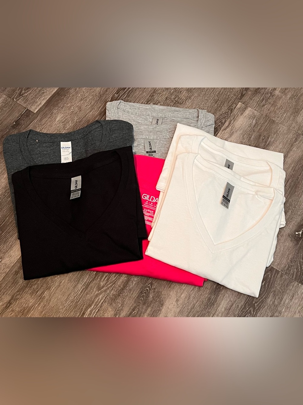 7 pack Gildan Women’s Cotton V-Neck T-Shirts Size Medium – Multi-Color Lot